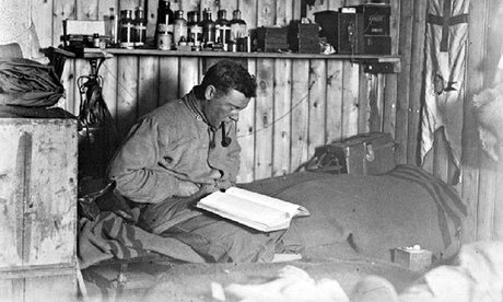 Fotograful şi zoologul George Murray Levick în timpul exediţiei Terra Nova