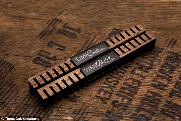 O pereche de beţe speciale pentru filtrarea băuturii