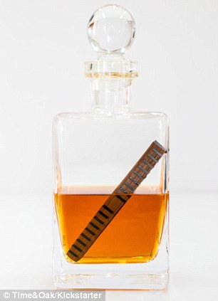 Băţul trebuie să stea 24 de ore în sticla de whiskey