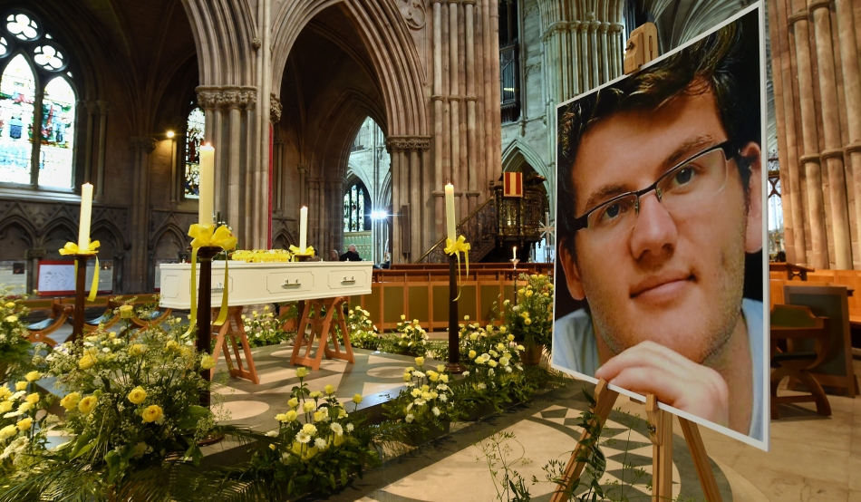Stephen Sutton a fost diagnosticat cu cancer colorectal la 15 ani şi a murit în luna mai a acestui an, la 19 ani.