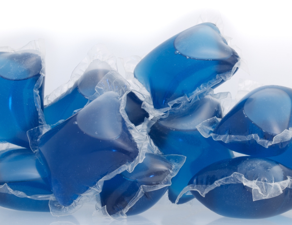 Copiii sunt atraşi de capsulele de detergent, foarte colorate şi care au uneori aspectul unor bomboane sau jucării.