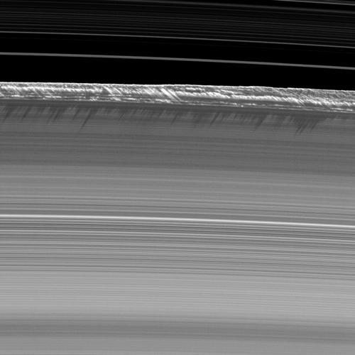 Umbrele făcute de structurile verticale pe marginea exterioară a inelului