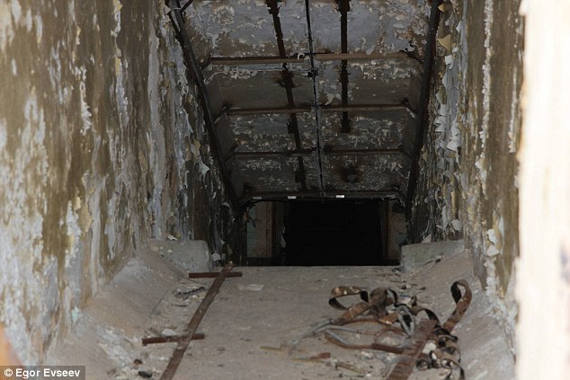 Locul unde s-a aflat probabil transmiţătorul, cabluri abandonate