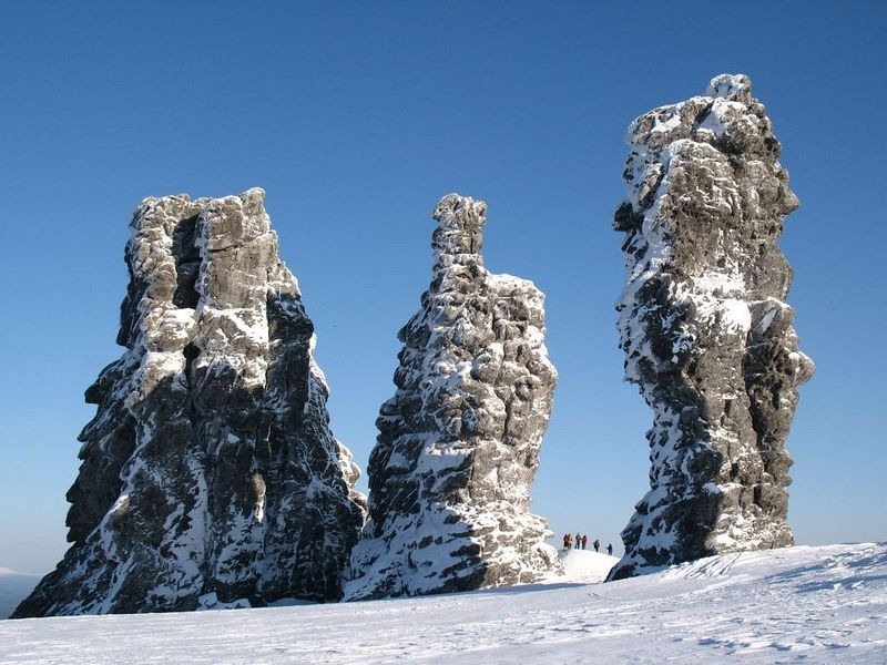 Formaţiunea Manpupuner, un set de 7 roci gigantice în formă de coloane. Este una dintre cele Şapte Minuni ale Rusiei