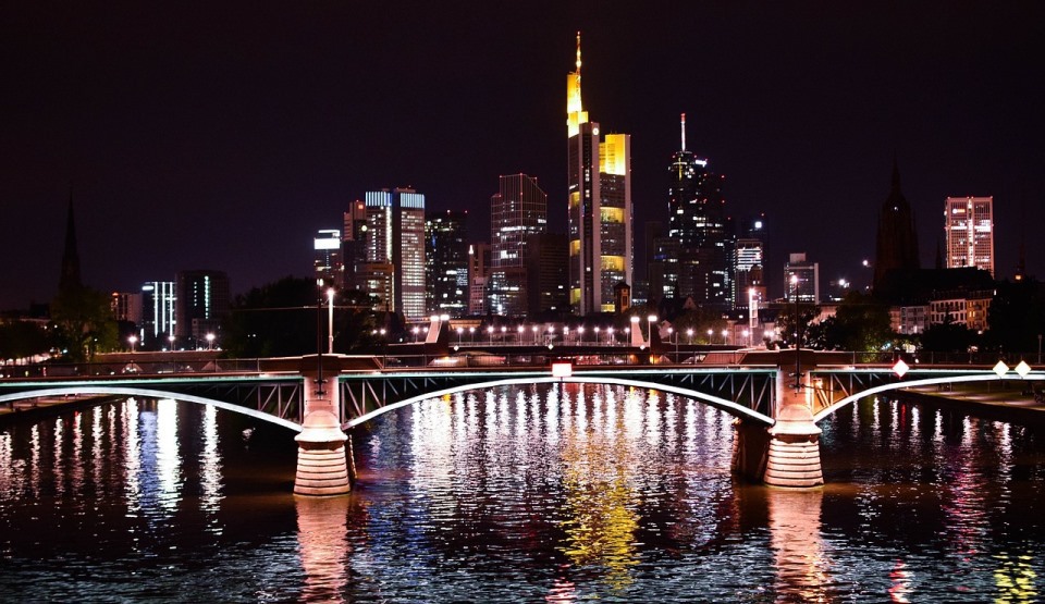 Oraşe din întreaga lume scăldate în lumină