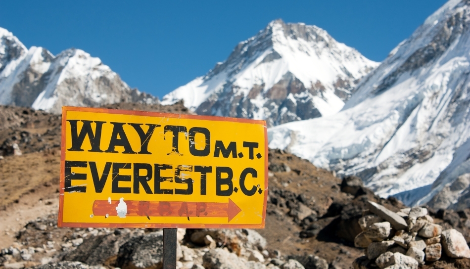  Bornă pe Muntele Everest