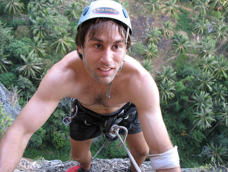 Erik în timp ce escaldează un munte din Africa