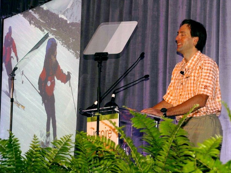 Erik în timpul unuia dintre discursurile sale motivaţionale