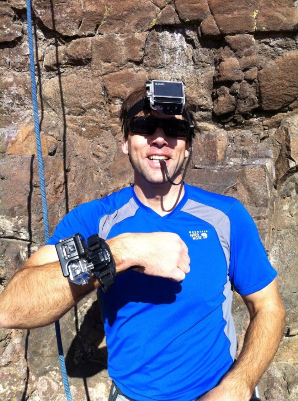 Erik relaxat şi vesel înainte de o nouă escaladă