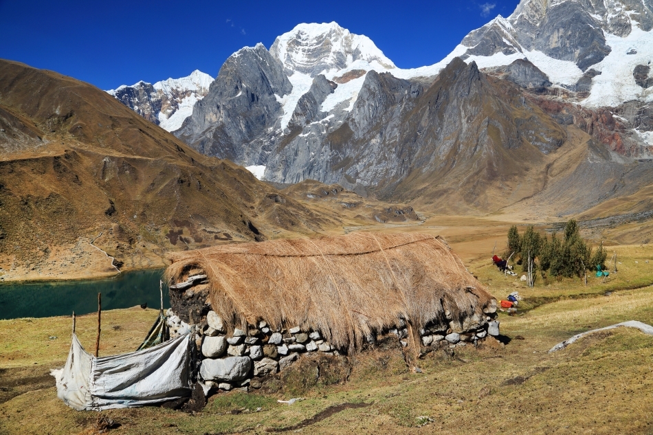 Sat tradiţional peruan la baza Muntelui Siula Grande.