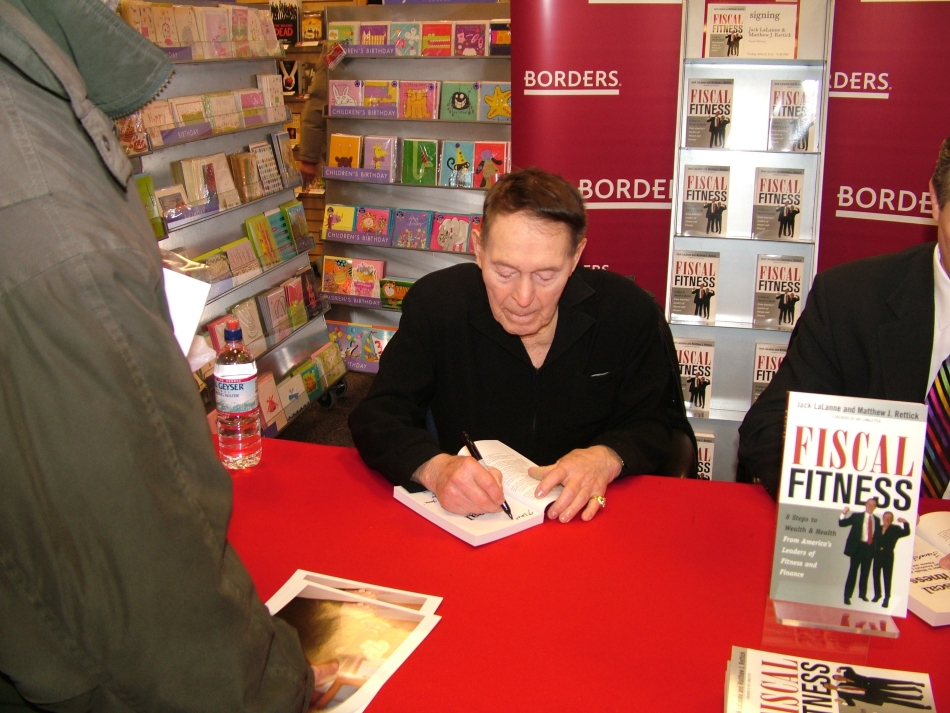 Jack LaLane acordând un autograf pe una dintre numeroasele sale cărţi.