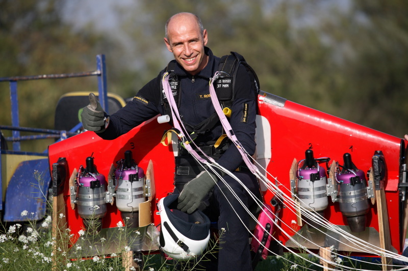 Yves Rossy - omul care s-a visat pasăre