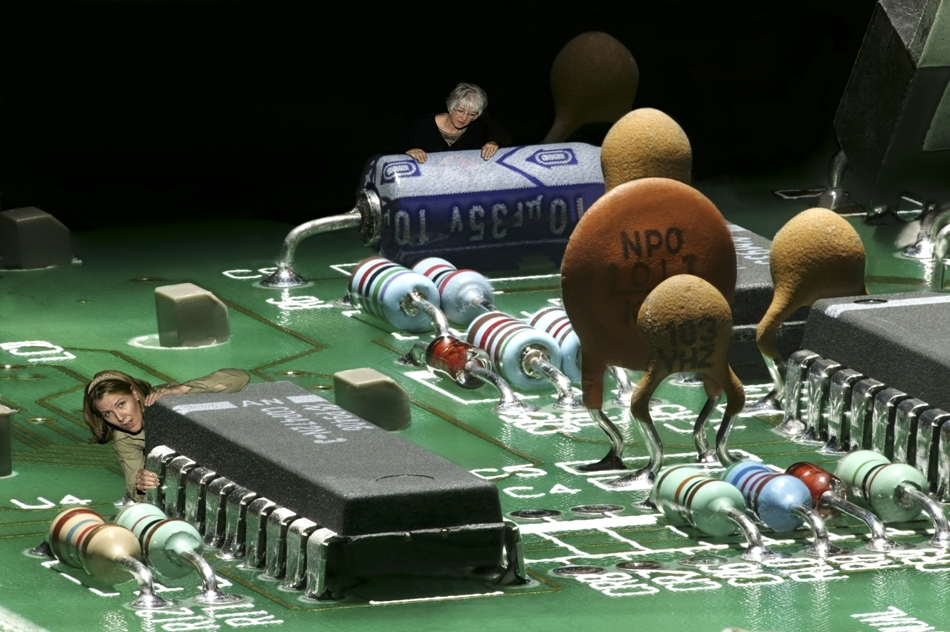 O analogie cu un computer poate explica diferenţa dintre cele două abordări: cea chimică şi cea informaţională.