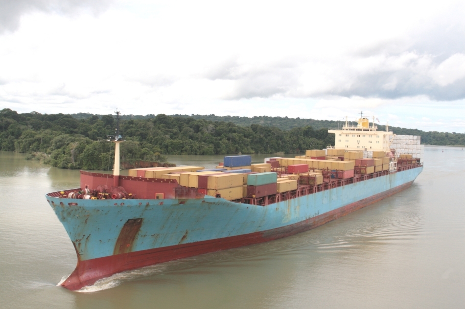 Navă de transport cargouri traversând canalul dintre cele două oceane