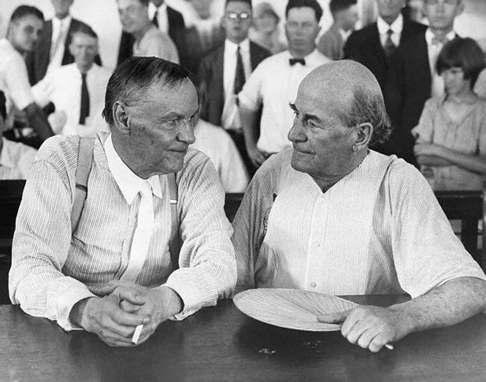 Avocatul Clarence Darrow (stânga) şi procurorul Willaim Jennings Bryan (dreapta), în timpul celebrului proces 