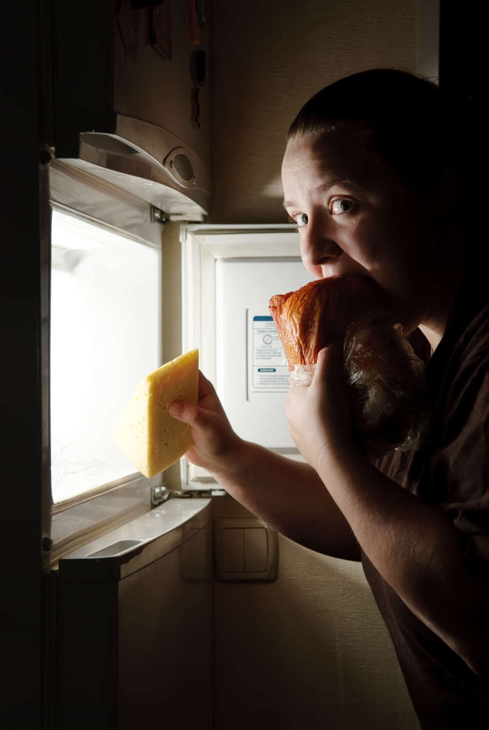 Când ne dezorientăm propriul corp: de ce este periculos să mâncăm noaptea?