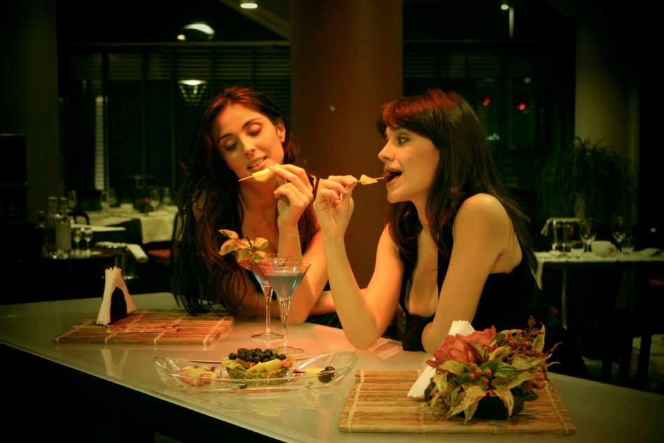 Când ne dezorientăm propriul corp: de ce este periculos să mâncăm noaptea?