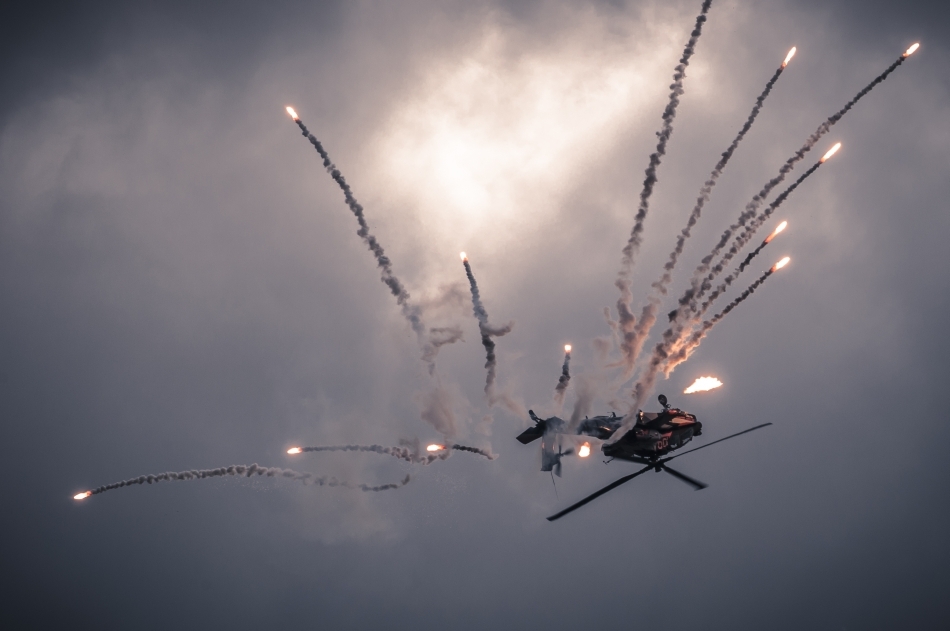 Elicopter Apache în momentul tragerii