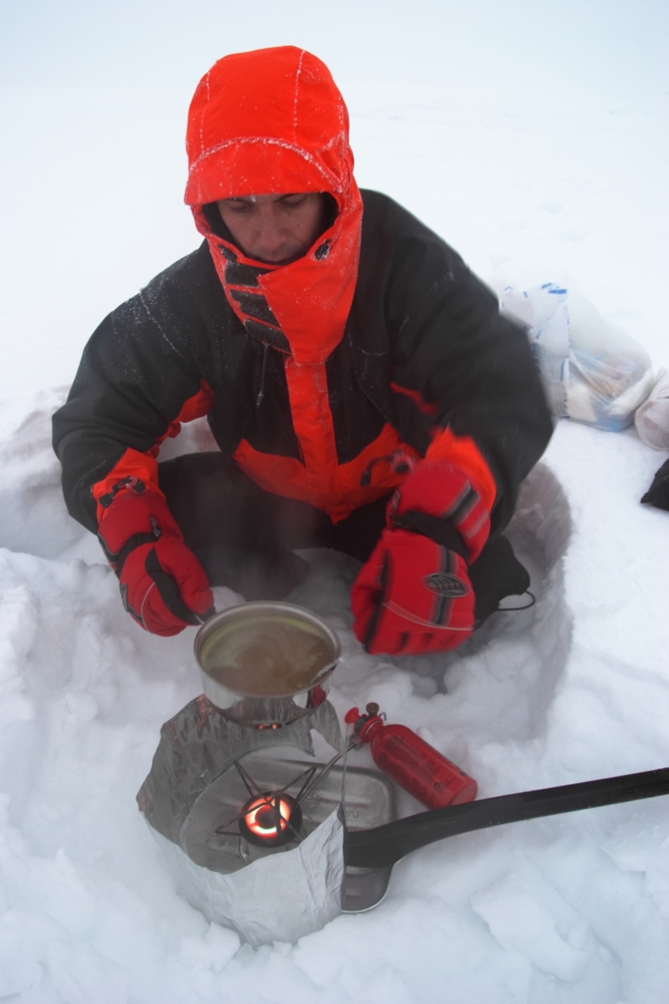 Pregătirea hranei pe un foc improvizat pe timp de iarnă