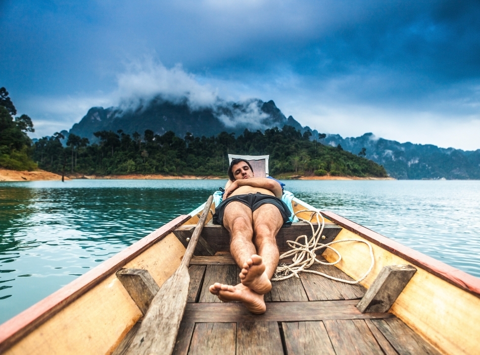 Mulţi dintre noi dorm insuficient în cea mai mare parte a anului, iar în concediu încearcă să „recupereze”.