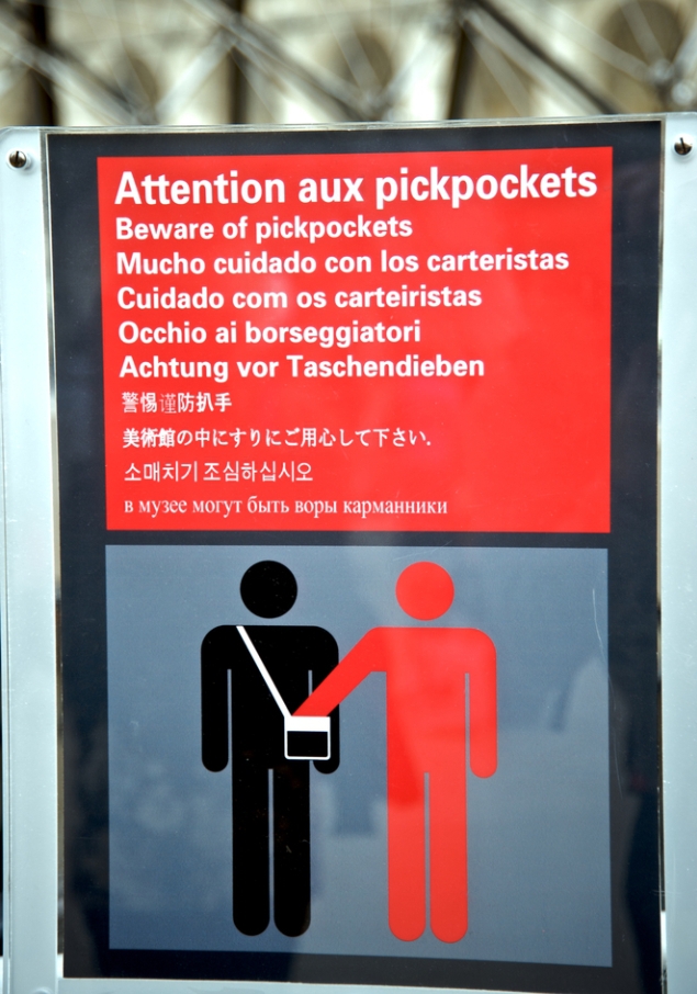 Oricât de ciudat ar părea, hoţii de buzunare obişnuiesc adesea să stea în preajma acestor semne de atenţionare, deoarece, în aceste puncte, oamenii tind să verifice bunurile pe care le au asupra lor, dezvăluind astfel unde le ţin.