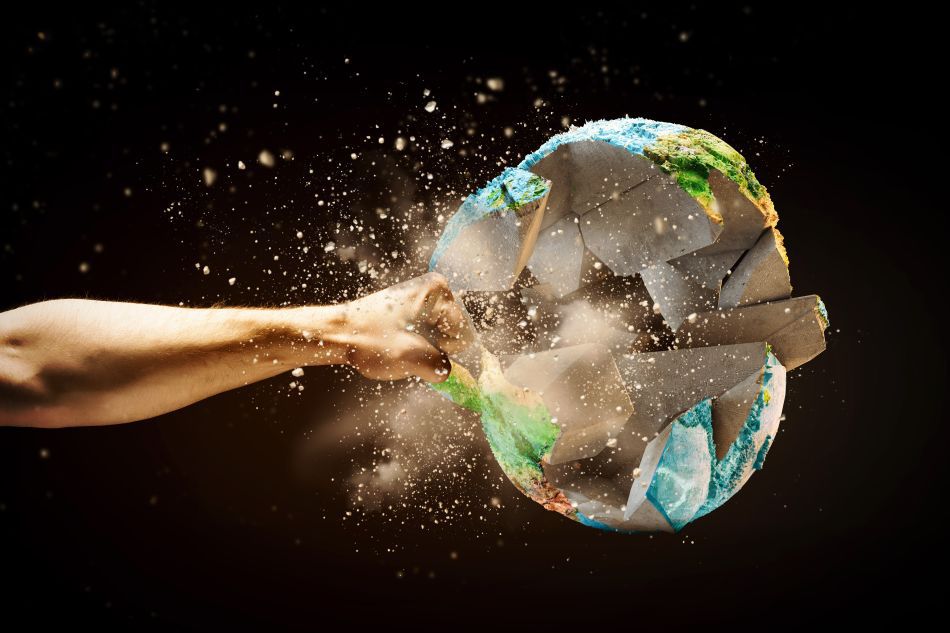 Creşterea populaţiei poate duce la o devastare fără precedent a Pământului. Dacă geoingineria şi soluţiile politice dau greş, ar putea fi luate în considerare modificări ale omului însuşi, pentru a combate efectele creşterii populaţionale.