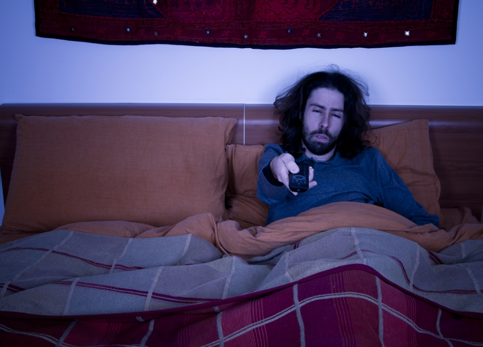 Ecranele televizorului, calculatorului, tabletei sau telefonulului radiază o lumină cu dominantă albastră care perturbă somnul. 