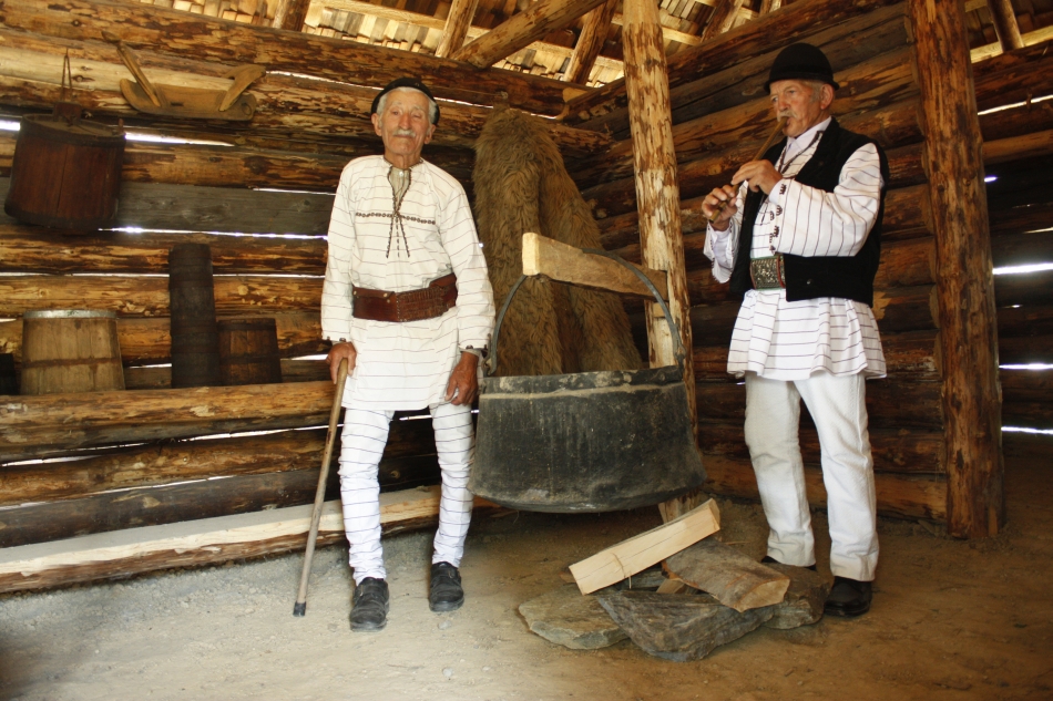 Petru Olaru cântă chiar şi in stână,  amintindu-şi, împreună cu Petru Ititesc, de perioada când urcau la munte cu oile