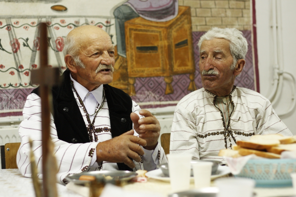 Petru Olaru şi Petru Ititesc la masa organizată la biserica Sf. Varvara