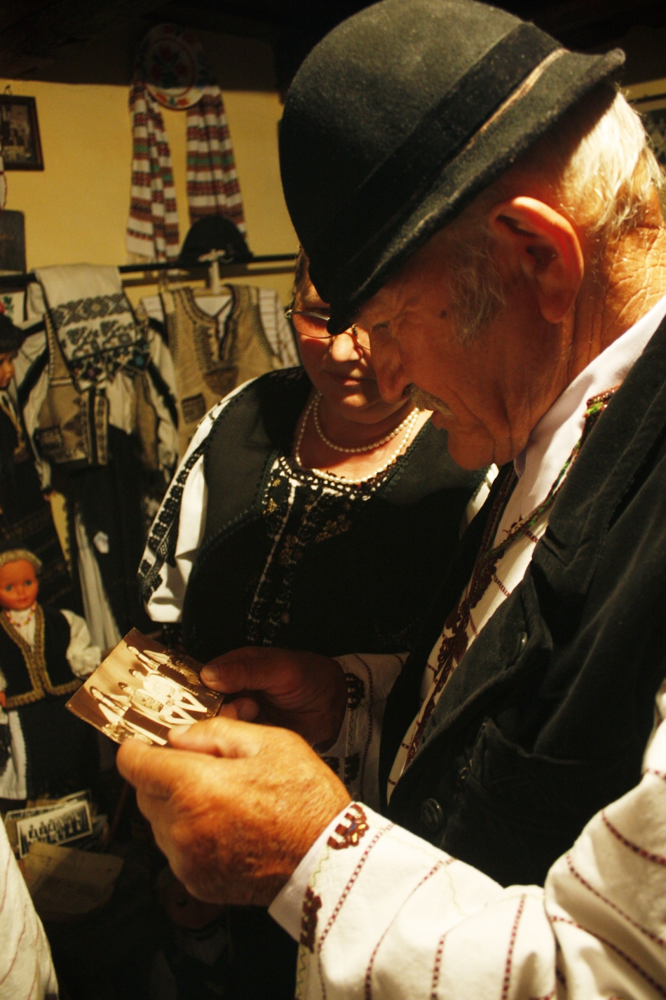 Petru Olaru îşi reîntâlneşte prietenii în fotografiile de la muzeu