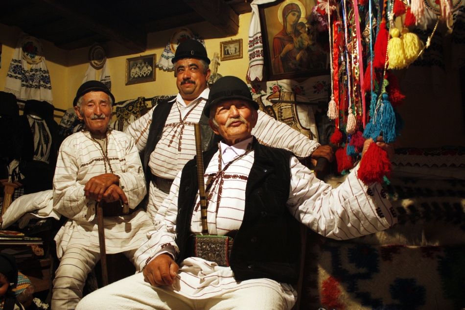 Petru Ititesc, Petru Gălăţan şi Petru Olaru. Se observă alăturarea elementelor creştine, icoana, cu cele păgâne, ciucurii steagului piţărăilor