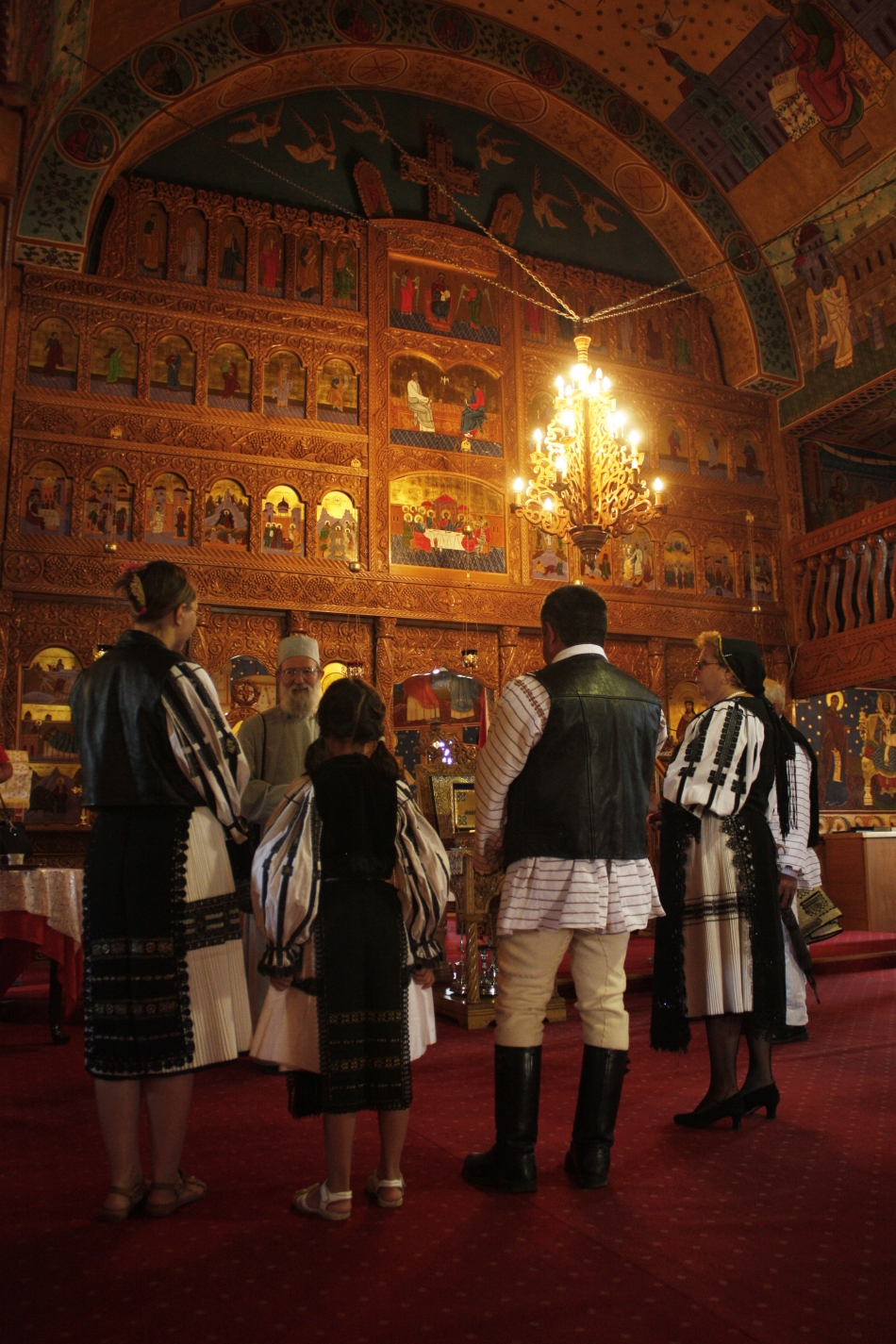 Interiorul bisericii Sf. Varvara, frecventată de comunitatea momârlănească