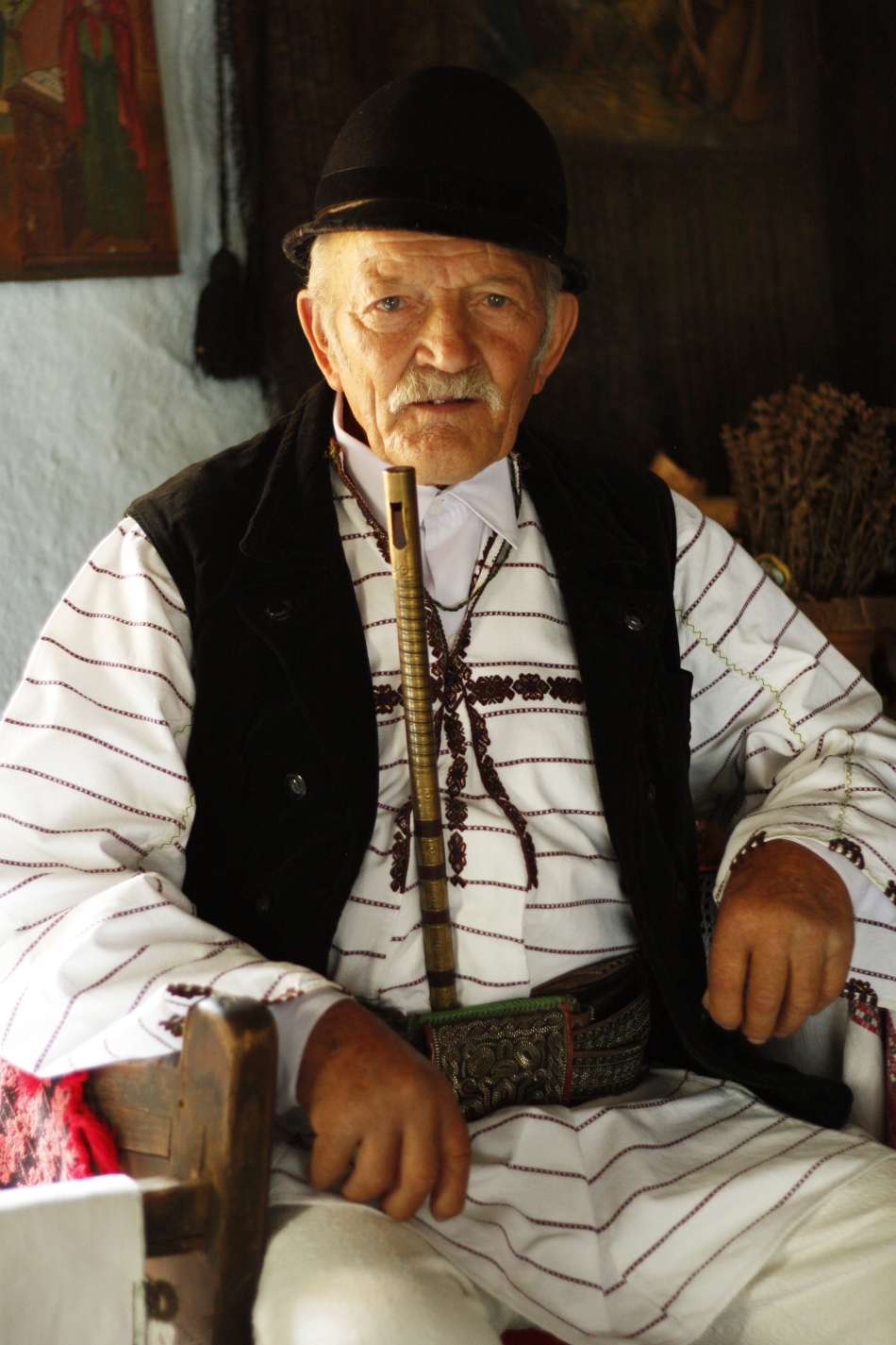 Petru Olaru şi nelipsitul său fluier