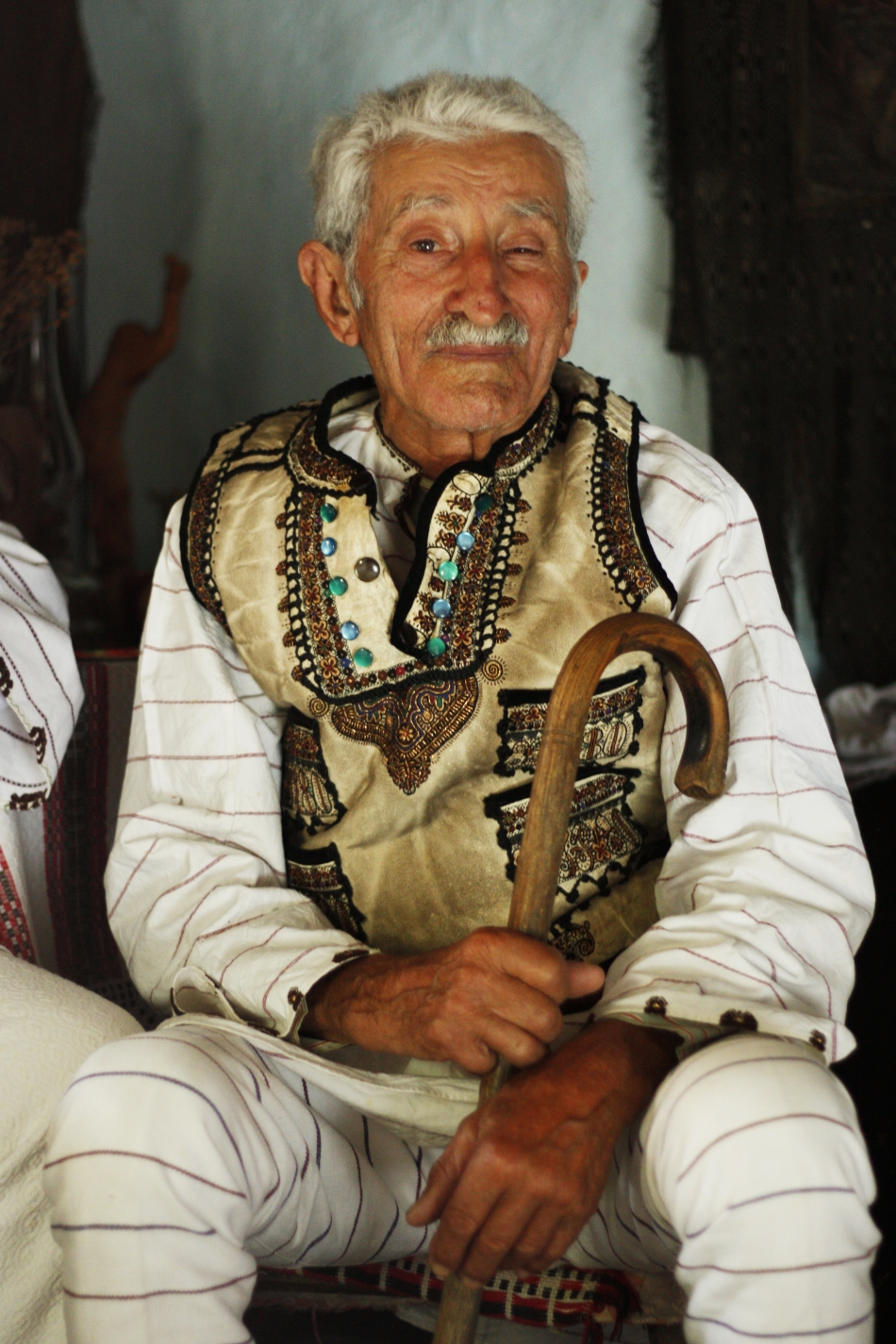 Petru Ititesc îmbrăcat în portul popular momârlănesc, putându-se observa caracteristicile hainelor