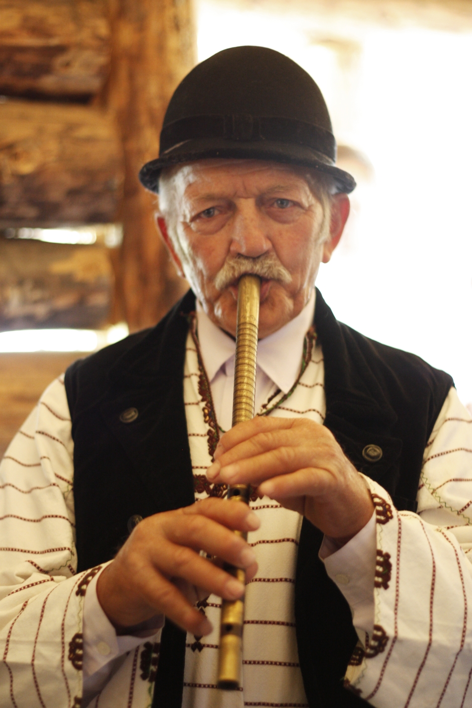 Petru Olaru s-a dovedit a fi de necontenit, cântând pe toată durata vizitei