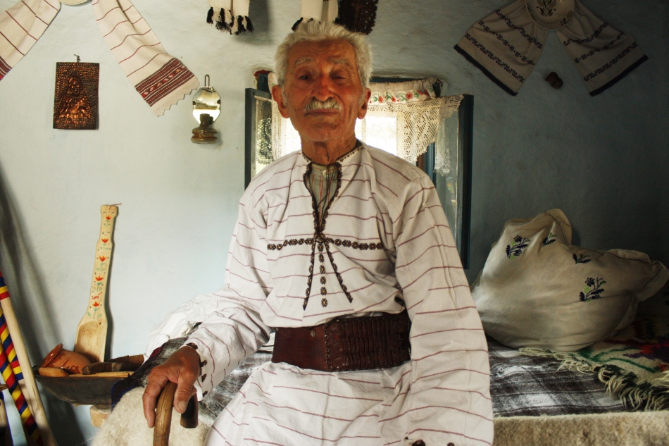 Petru Ititesc în “casa veche”, după cum numesc momârlanii puţinele case autentice rămase