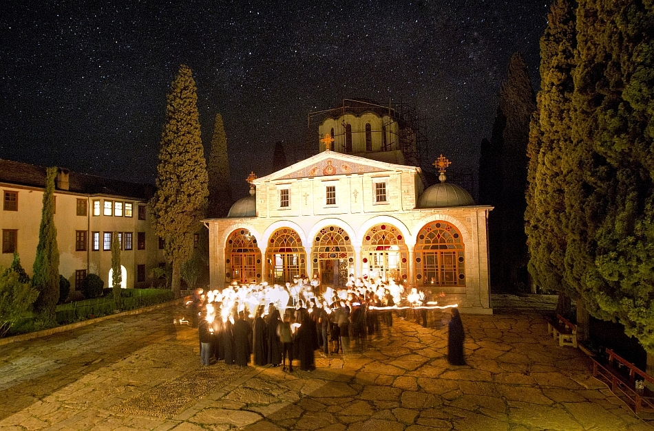 Slujba de Înviere de la schitul românesc Sfântul Ioan Botezătorul (în greceşte Prodromu) din Muntele Athos, Grecia, duminică, 5 mai 2013.