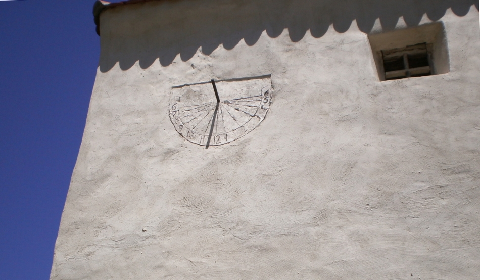 Un ceas solar, fixat pe turnul sud-vestic în 1662, măsoară trecrea implacabilă a timpului, spre ştiinţa tuturor celor care trec prin Dârjiu, satul harghitean unde obiceiurile oamenilor au rămas neschimbate din Evul Mediu.
