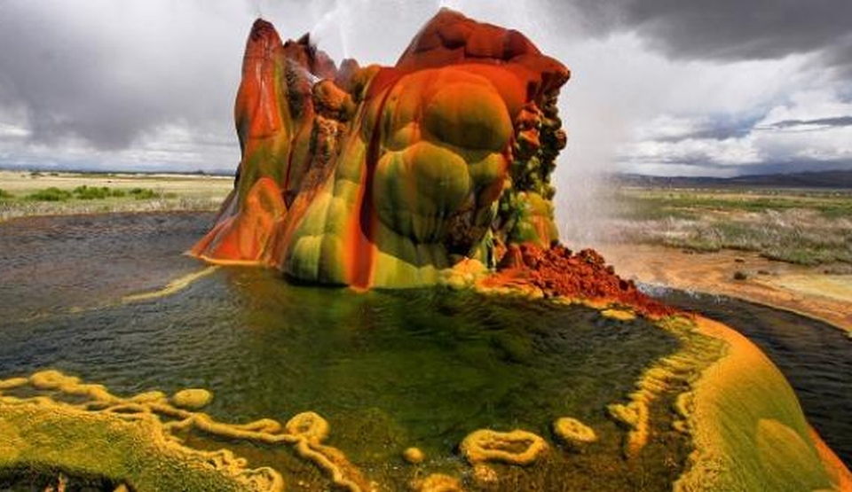 ''Fly Geyser'' minune artificială a naturii