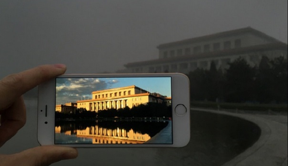 Principalele clădiri din Beijing înainte şi după valul de smog