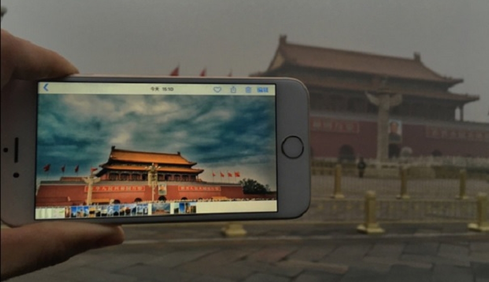 Principalele clădiri din Beijing înainte şi după valul de smog