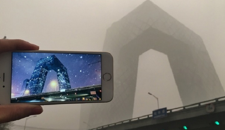 Principalele clădiri din Beijing înainte şi după valul de smog