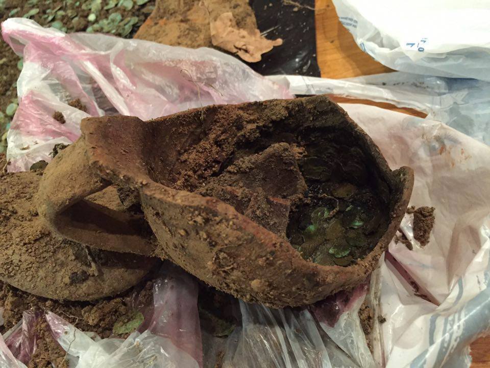 Tezaur găsit în Dâmboviţa de doi tineri / Foto: Florin Kiriţescu