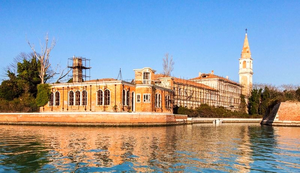 Insula Poveglia este una dintre numeroasele insule mici situate în laguna veneţiană între Veneţia şi Lido.