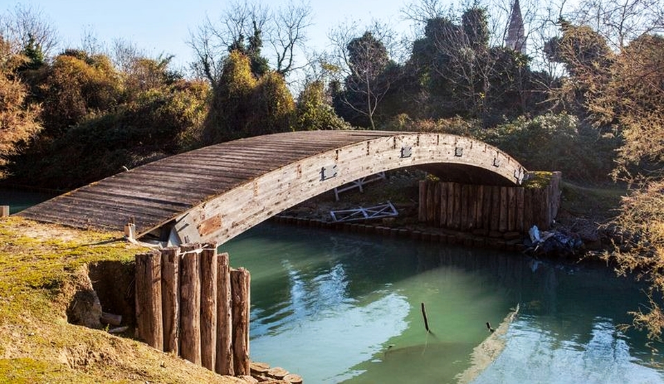 Insula Poveglia este una dintre numeroasele insule mici situate în laguna veneţiană între Veneţia şi Lido.