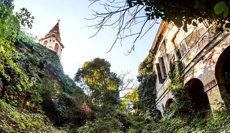 Insula Poveglia este una dintre numeroasele insule mici situate în laguna veneţiană între Veneţia şi Lido.