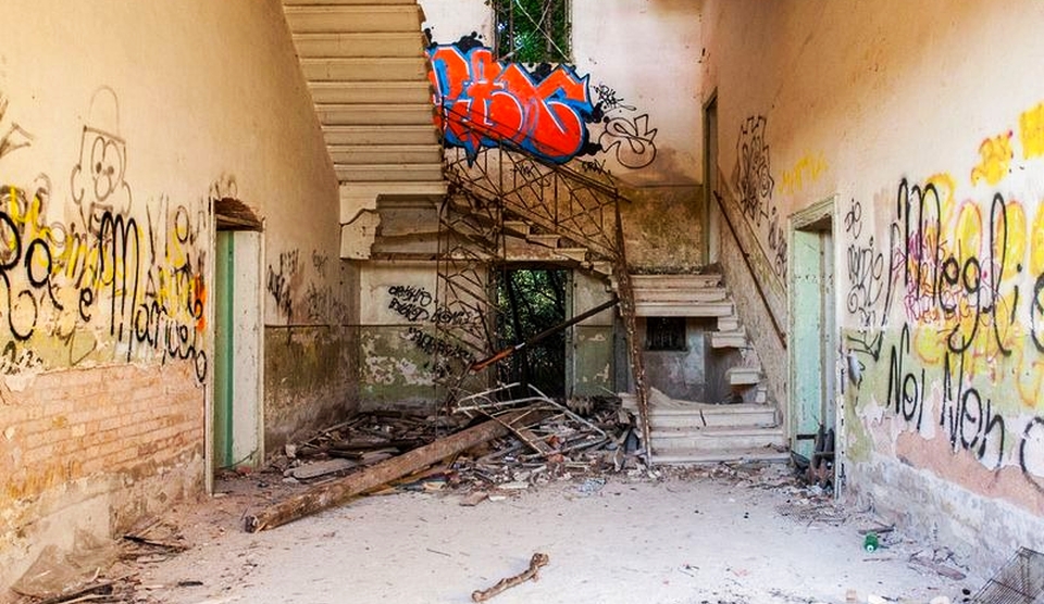 Insula Poveglia este una dintre numeroasele insule mici situate în laguna veneţiană între Veneţia şi Lido.