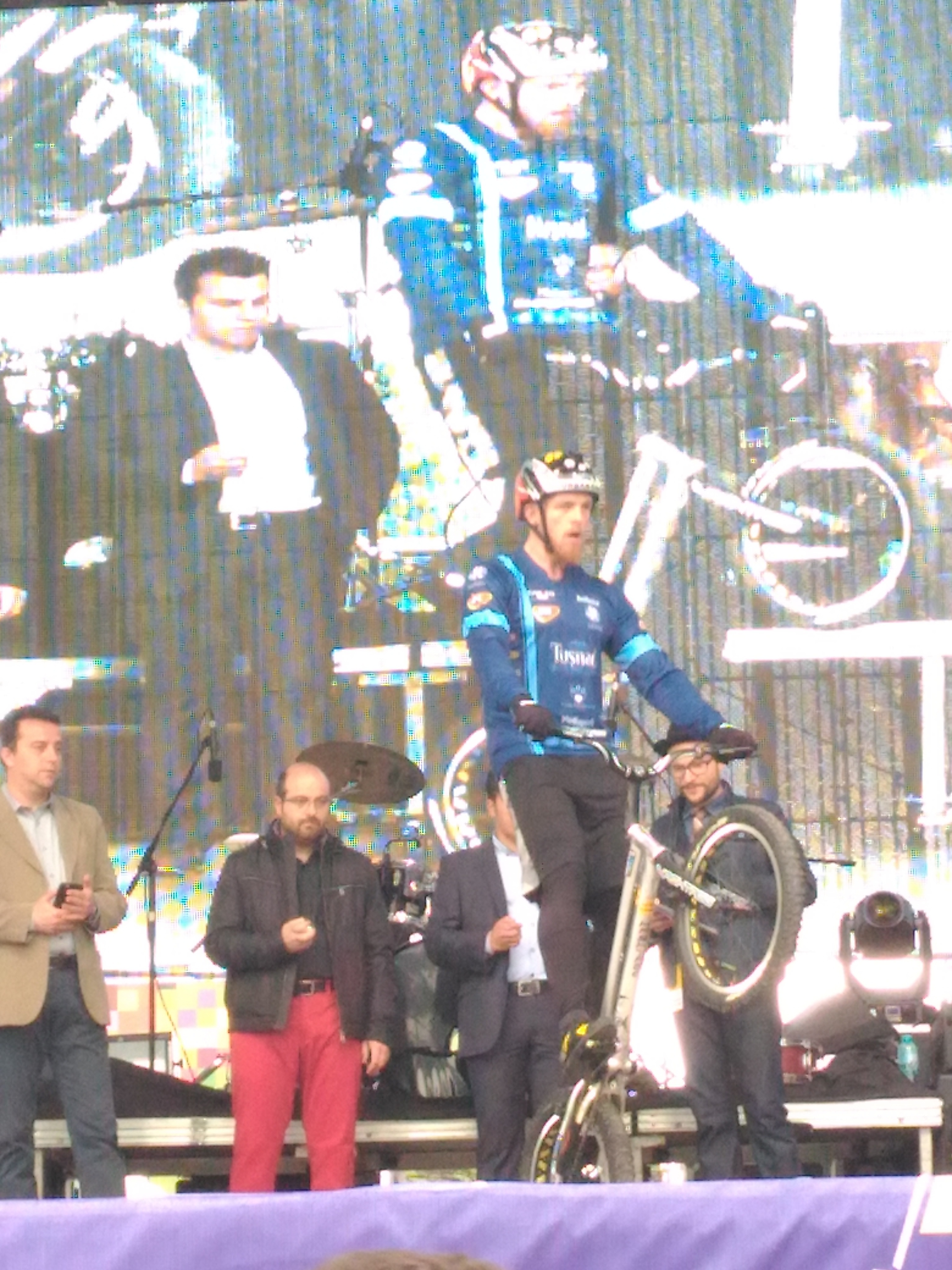 Cu 561 de sărituri pe o roată, ciclistul Orban Barra Gabor ar putea intra din nou în Guinness Book