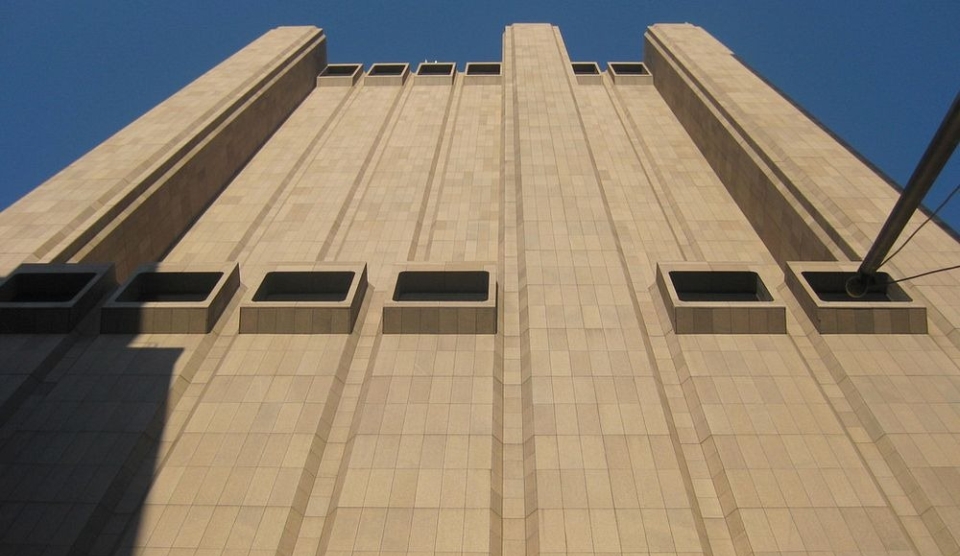 Long Lines Building are 168 de metri înălţime, este construită din beton monolit placat cu granit, dar fără niciun geam