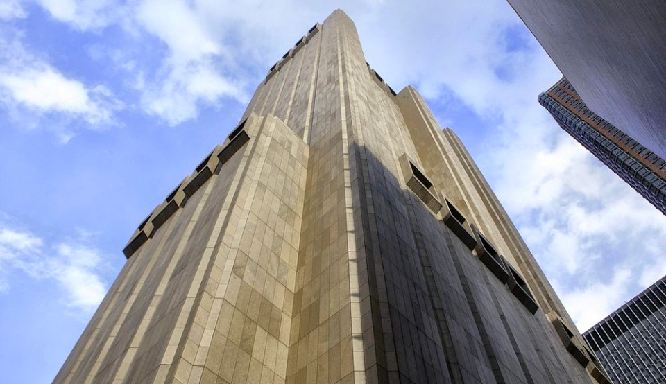 Long Lines Building are 168 de metri înălţime, este construită din beton monolit placat cu granit, dar fără niciun geam